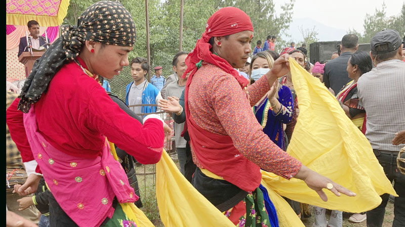 लोपन्मुख सोरठी नाचमा रमाउँदै आदीवासी