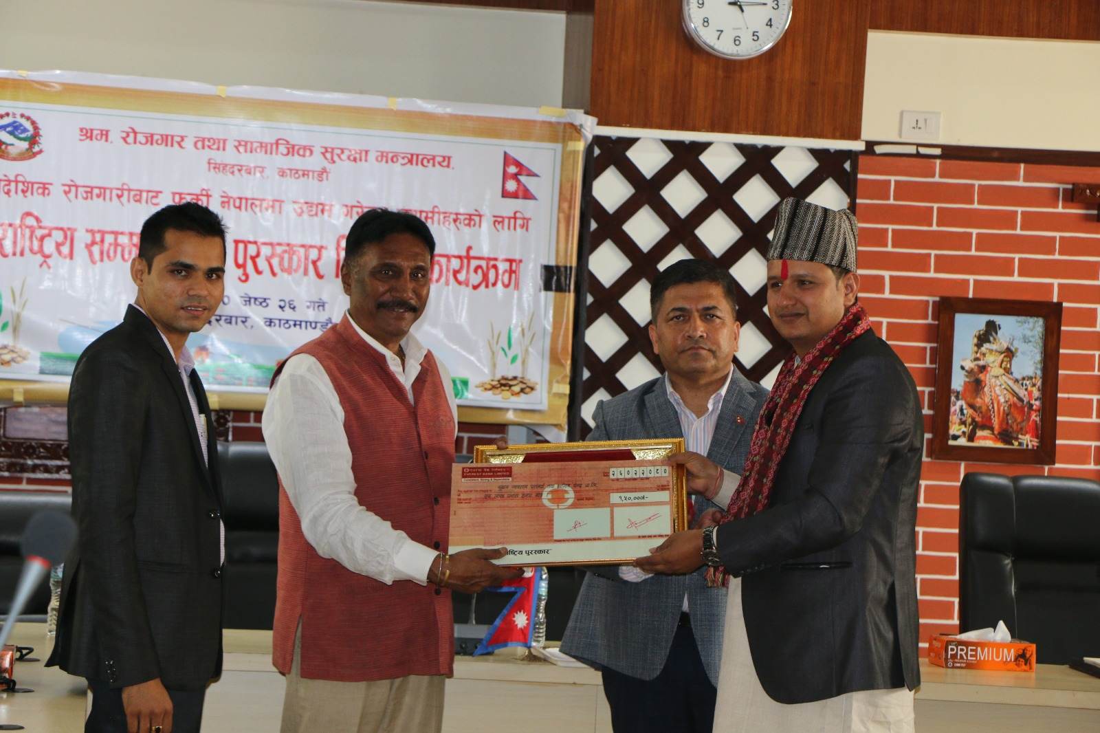 विदेशबाट फर्केर उद्यम गर्नेहरु ‘रोल मोडल’ : श्रममन्त्री
