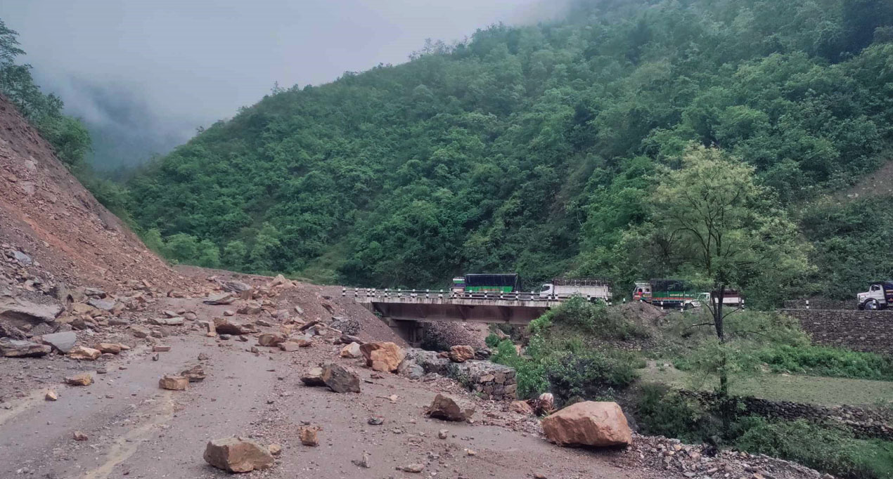 वर्षाले सिद्धार्थ राजमार्ग अवरुद्ध